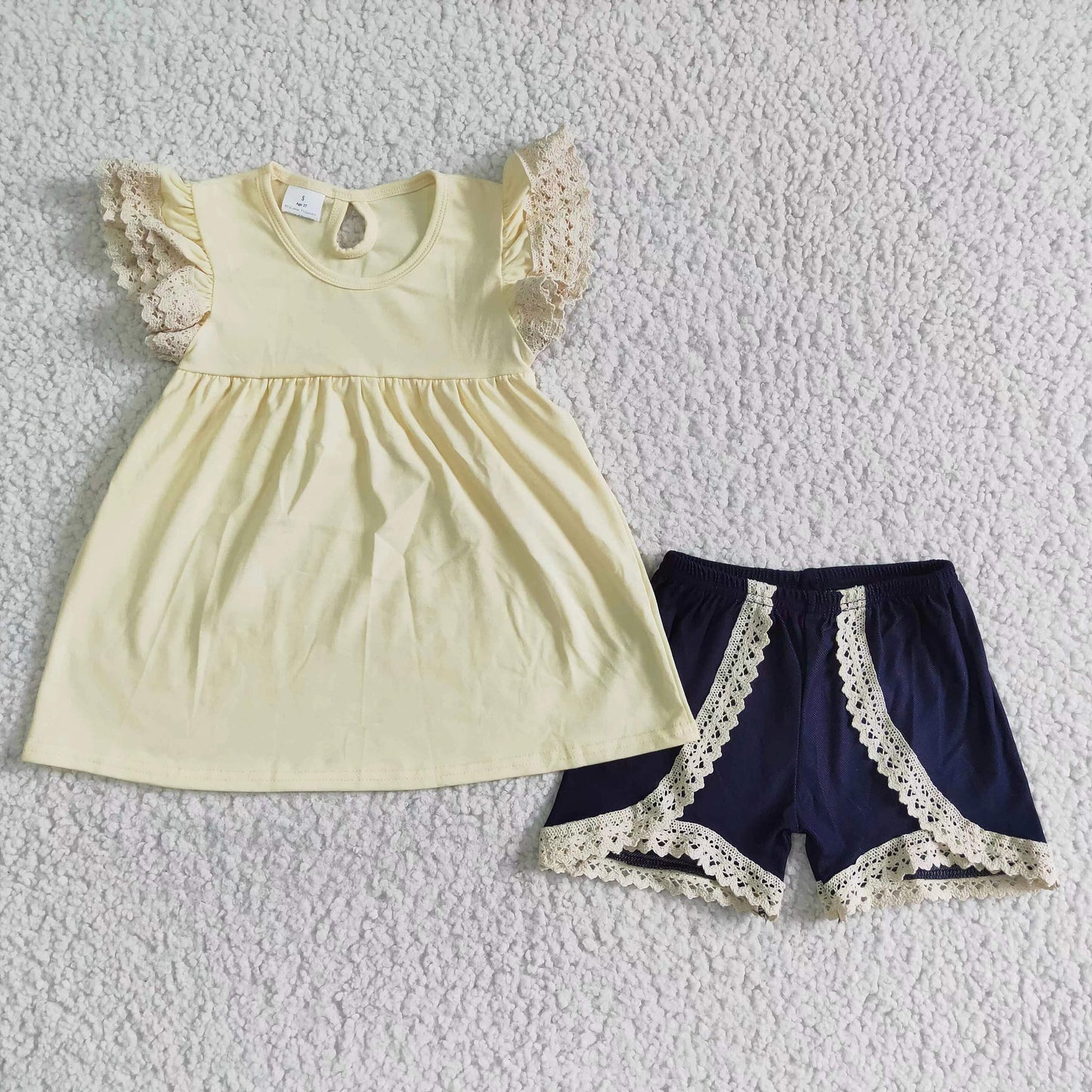 4.16Yellow short sleeve black pants