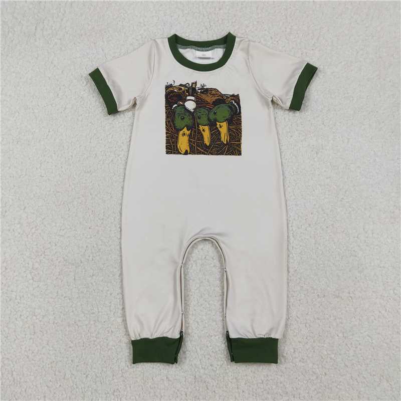 X1.2 SR3681 Light-colored short-sleeved jumpsuit with duck hunting theme